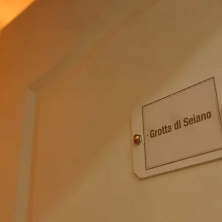 Chiaia Roof Bed & Breakfast 4*